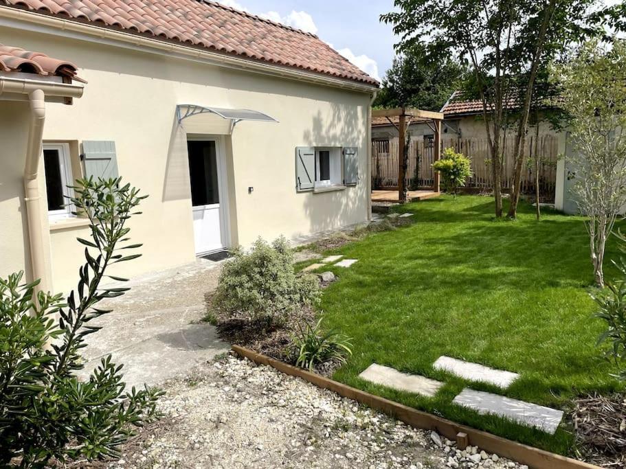 Petite Maison Avec Jardin Au Calme Флуарак Екстер'єр фото